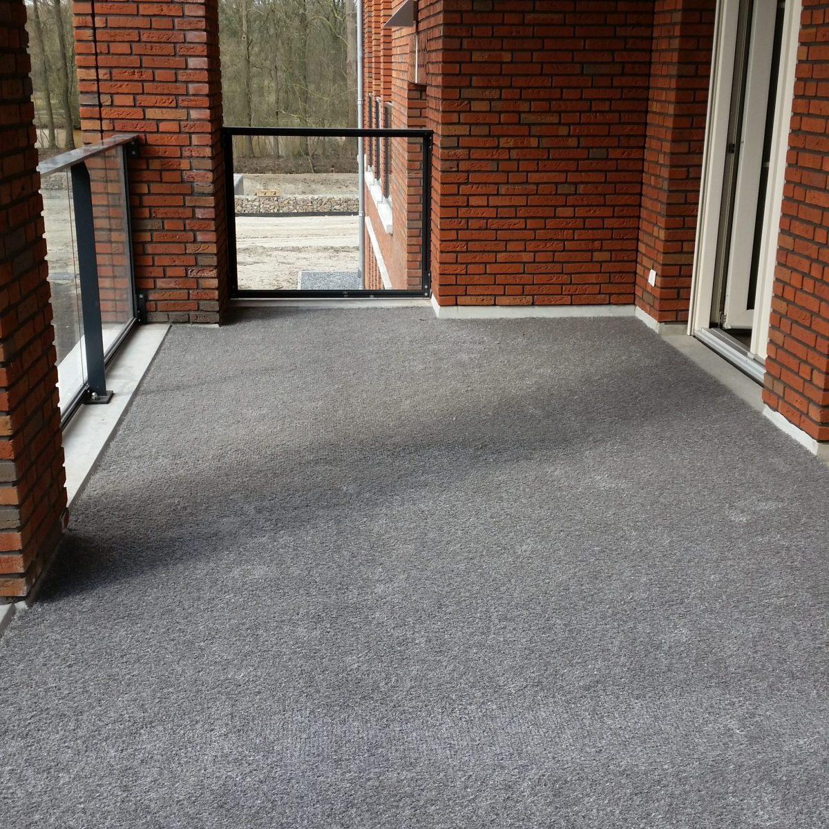 Gekleurd kunstgras grijs balkon