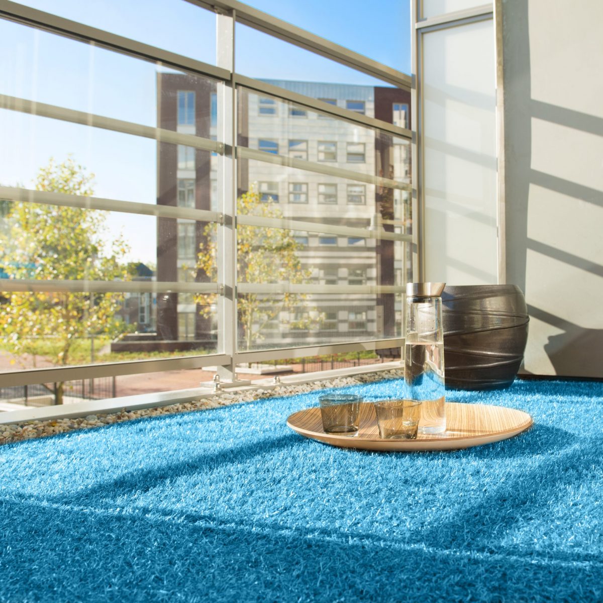 Gekleurd kunstgras blauw balkon